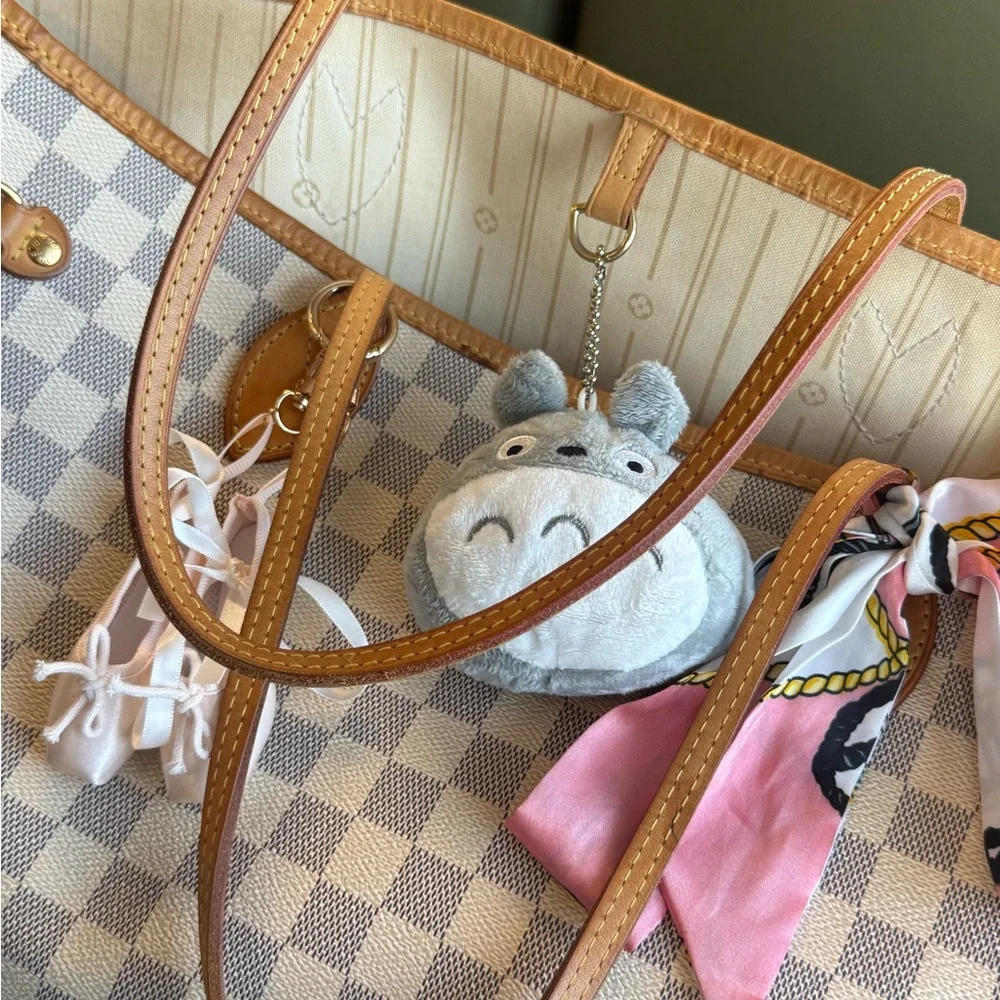 Louis Vuitton Beige Checkered Shoulder Bag with Scarf - Picture 3 of 16